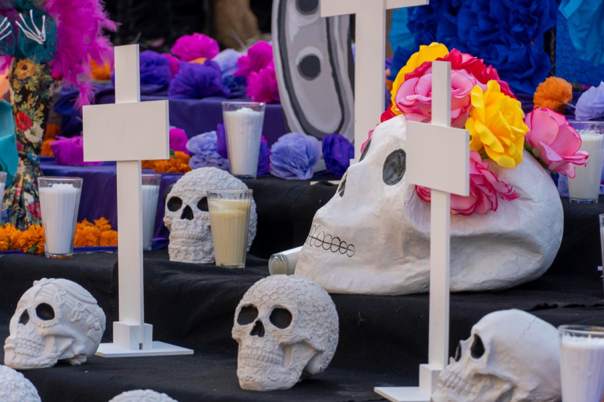 Le Guide Complet pour Créer un Autel Traditionnel du Jour des Morts (Ofrenda) - Les Éléments Essentiels à Inclure